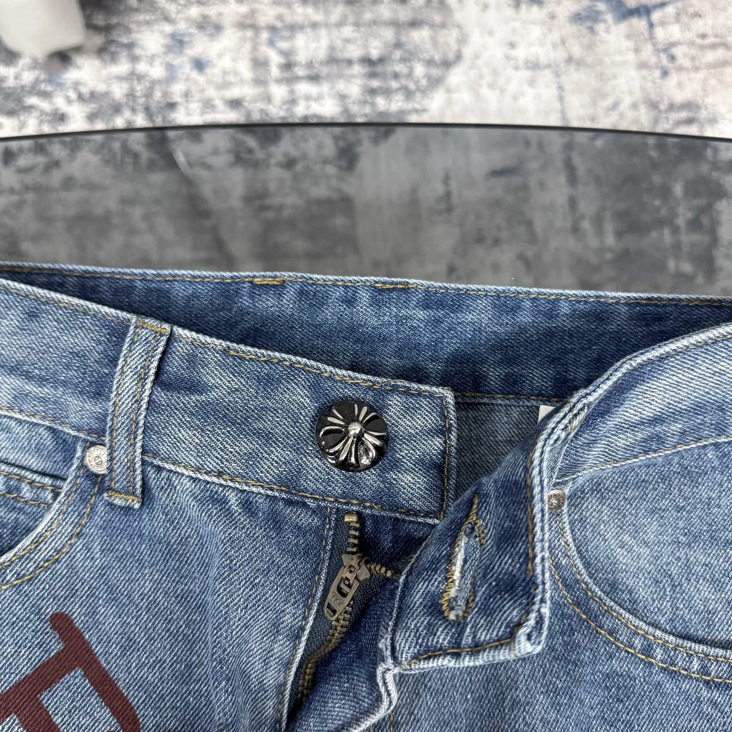 P240 Chrome hearts print stitching black leather classic washed jeans. Really restores the ultimate vintage texture. Three-dimensional version. Loose and comfortable, not picky on the figure. Looks taller and slimmer. Factory precision. Original factory quality control. Same style for men and women. Can be matched with couples. Versatile recommendation. Must-have jeans for all seasons. Fashionistas have been disappointed. From the quality selection of fabrics, the tailoring of details, and the matching of patterns, they are all impeccable! The upper body is so handsome when worn...it can be easily worn by men, women and children! The craftsmanship is made of heavy-duty washed pure cotton denim fabric. After washing, it is soft and thick. It is very stylish when worn on the body. Color: blue Size: 28 30 32 34 36